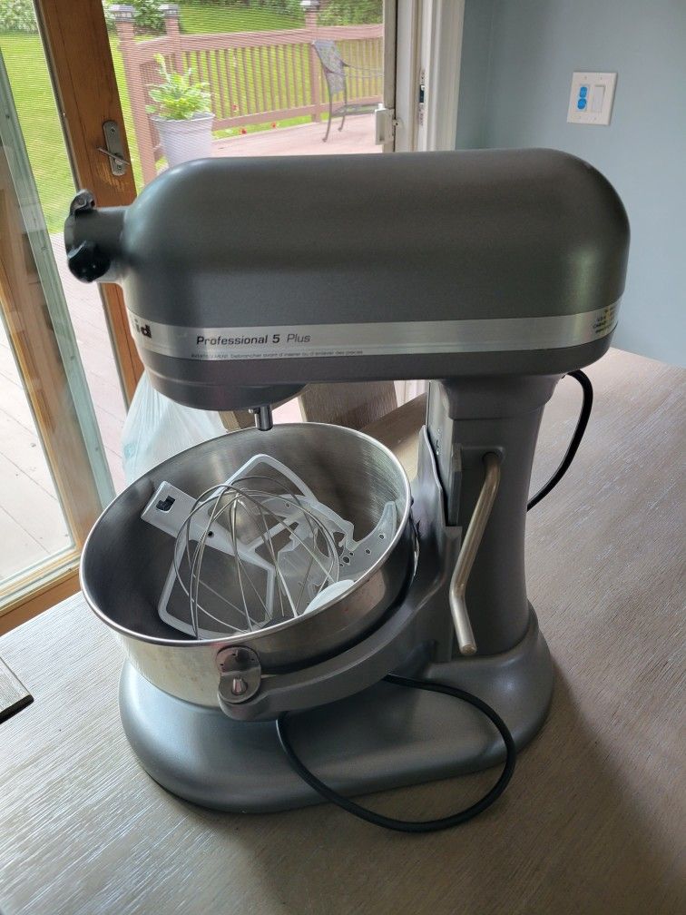 Kitchenaid Mixer Professional 5 Plus for Sale in Brookfield, CT OfferUp