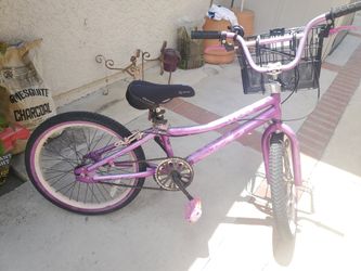 20 in girls bike excellent condition