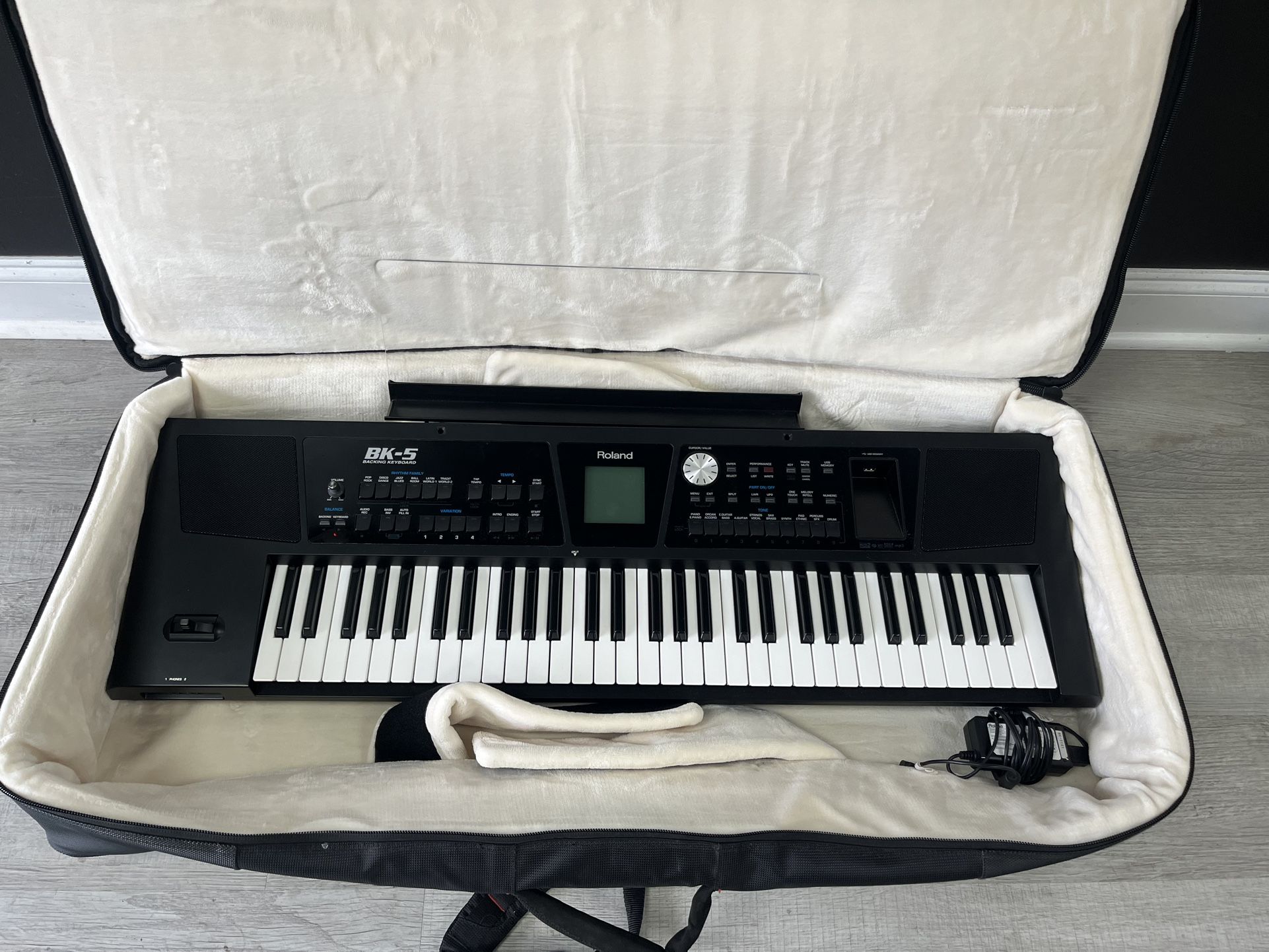 Roland Bk-5 Backing Keyboard W/ CHARGER