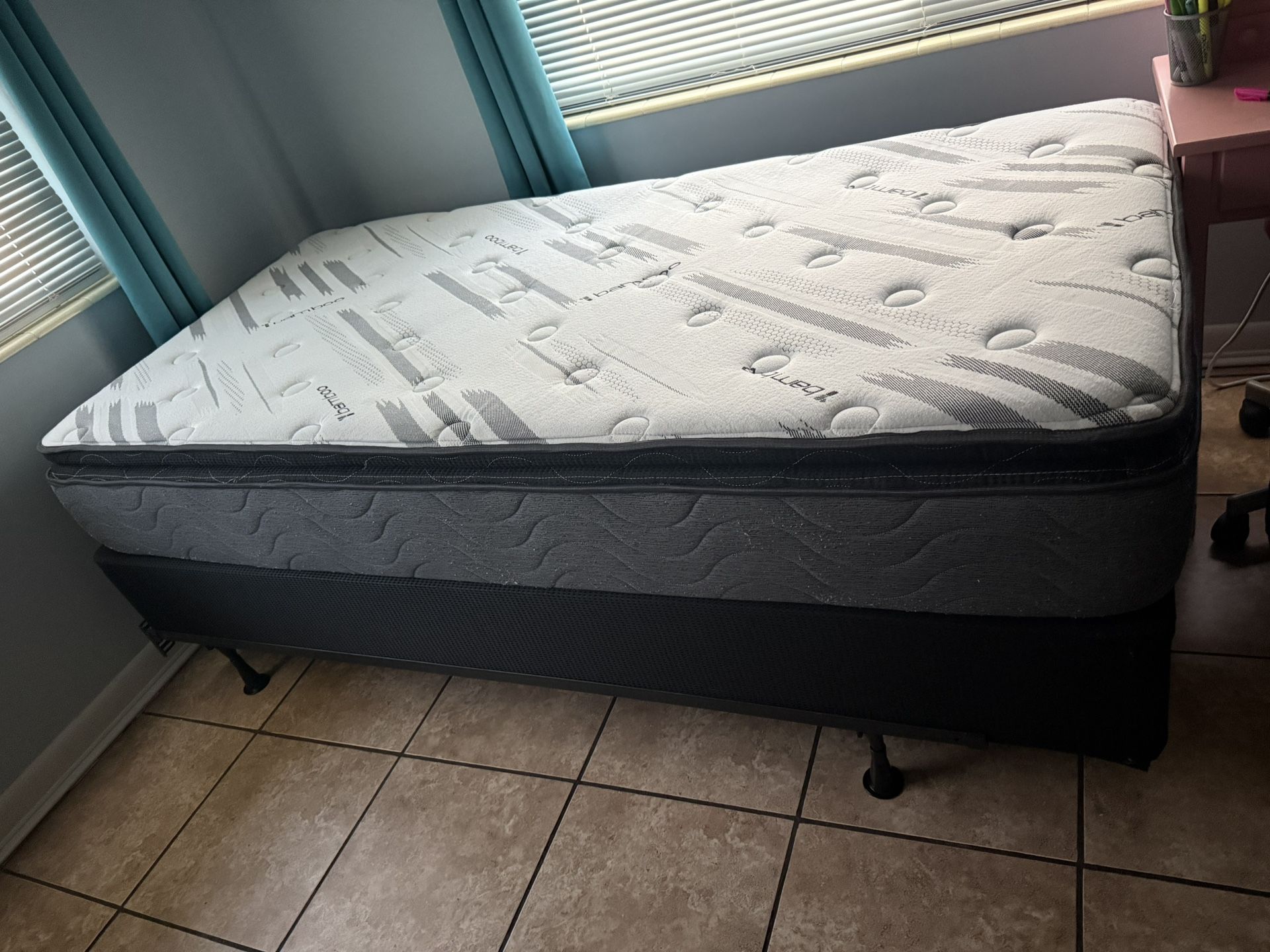 Twin XL Bed in great condition
