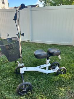 Knee scooter with basket
