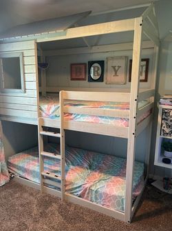 Treehouse style bunk bed
