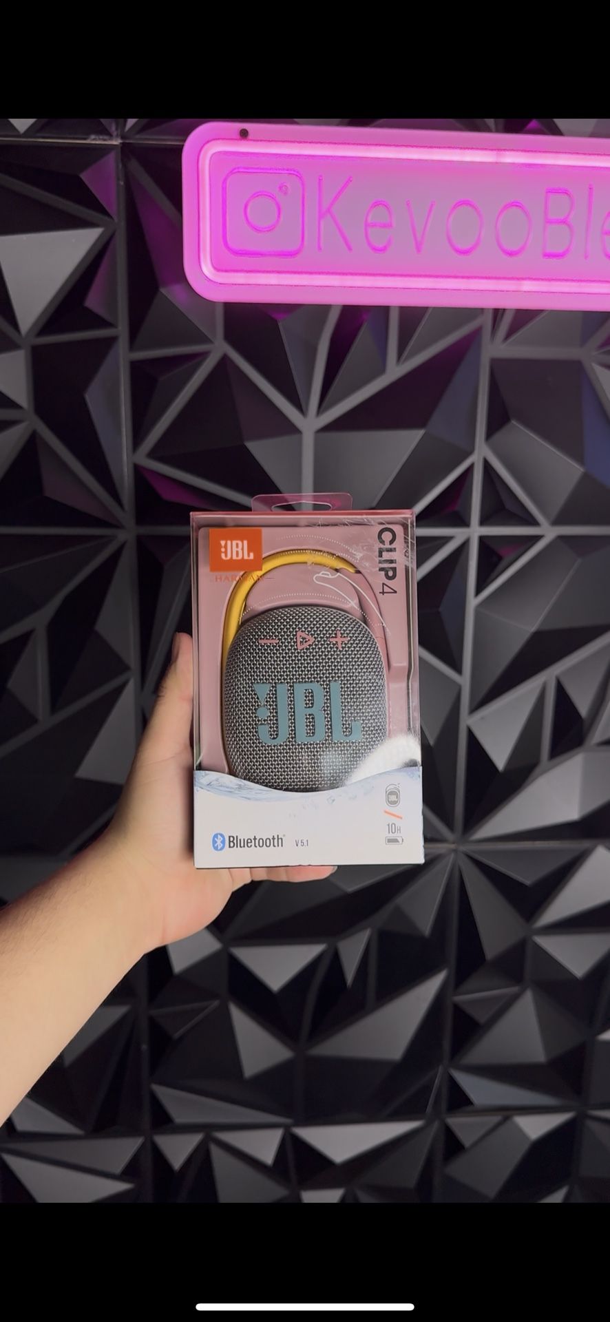 Clip 4 JBL speaker