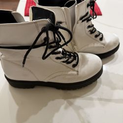 Ladies White Boots Size 7 1/2