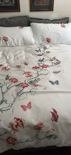 Duvet cover with matching pillows - king