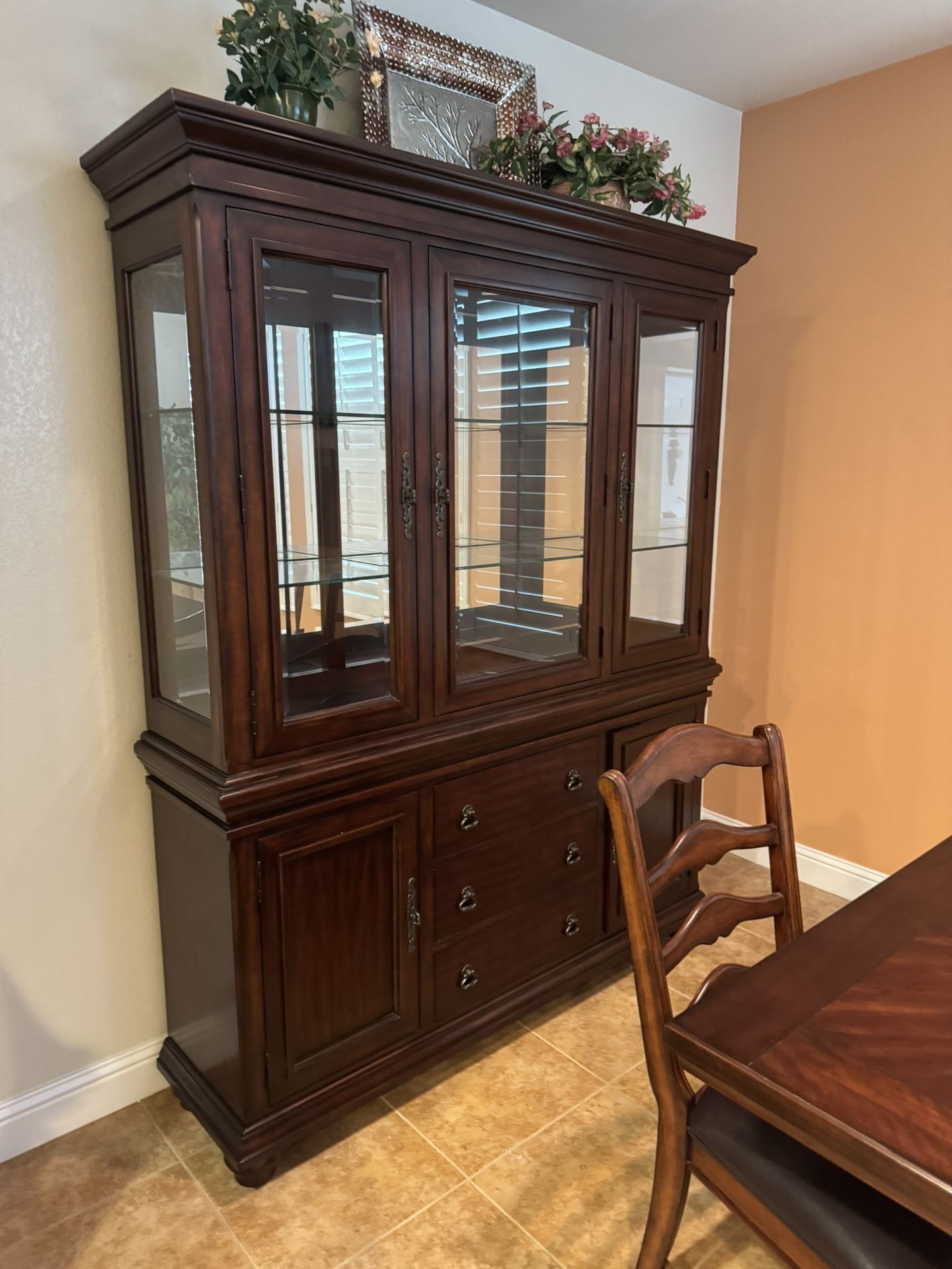 Beautiful Like New Dining Room, Hutch, And Table