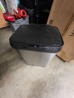 Motion sensor trash can