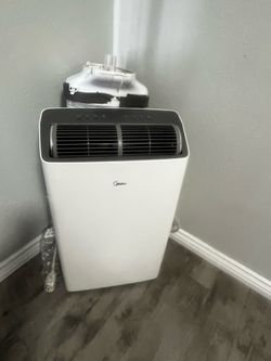 WHITE MIDEA AIR CONDITIONER WITH REMOTE