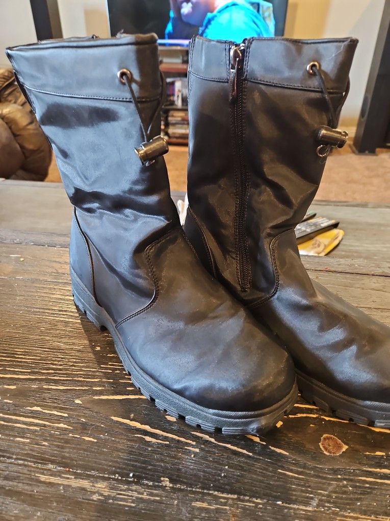 Woman's Snow / Rain Boots Woman's 9 15$
