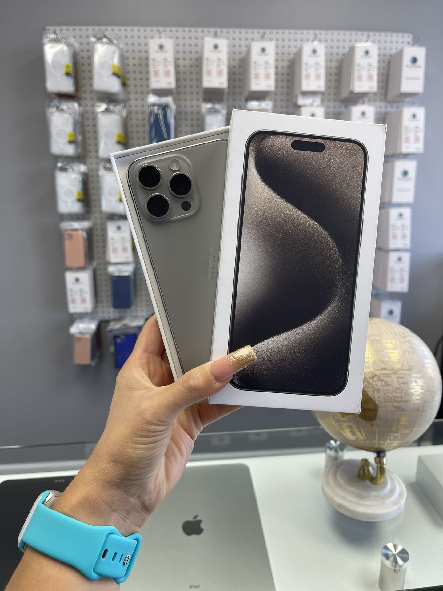 iPhone 15 Pro Max 1Tb Unlocked Natural Titanium Comes With Case And AirPods For Free !!!