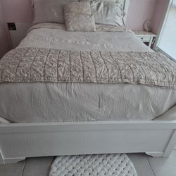 White Queen Size Bed Whit 2 Other Furniture Included 