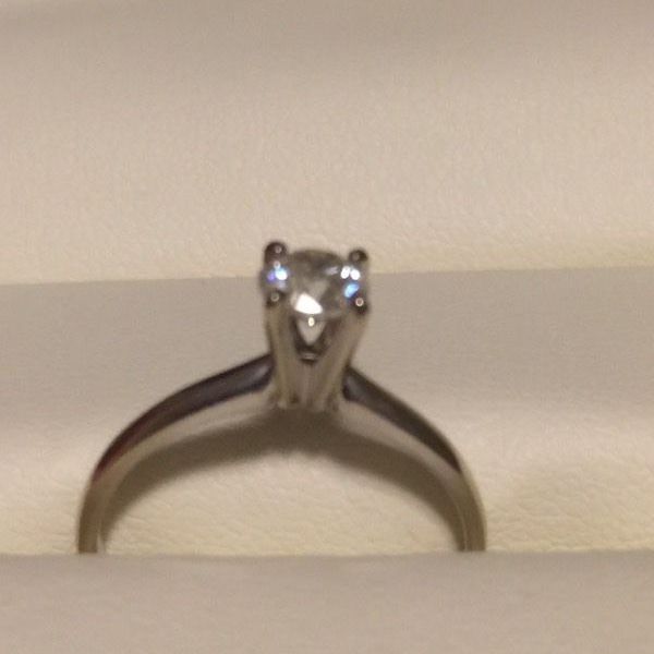 0,5 Carat Diamond set in 14 K white gold💍