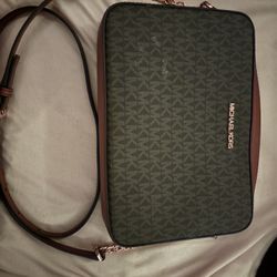 Micheal Kors Womens Purse - Jet Set Large Printed Logo Crossbody Bag