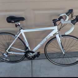 700x25c. TREK UNISEX ROAD RACING BIKE. (19.5"). ALUMINUM & CARBON. FRESHLY TUNE UP. 👌🏼