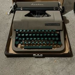 Underwood Leader 1950s Typewriter Vintage Green Keys With Case