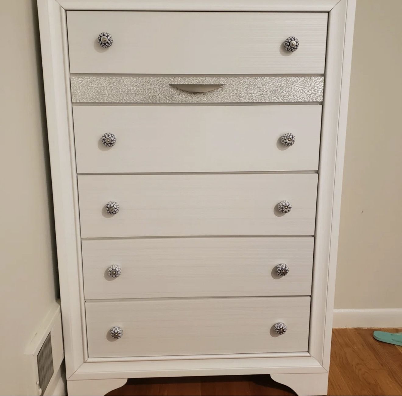 BRAND NEW WHITE WOOD CHEST DRESSER WITH JEWELRY DRAWER (NEW IN BOX 📦)
