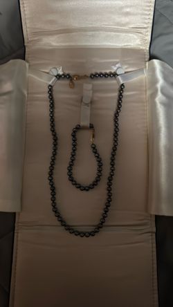 Tahitian Pearl Necklace and bracelet with stand