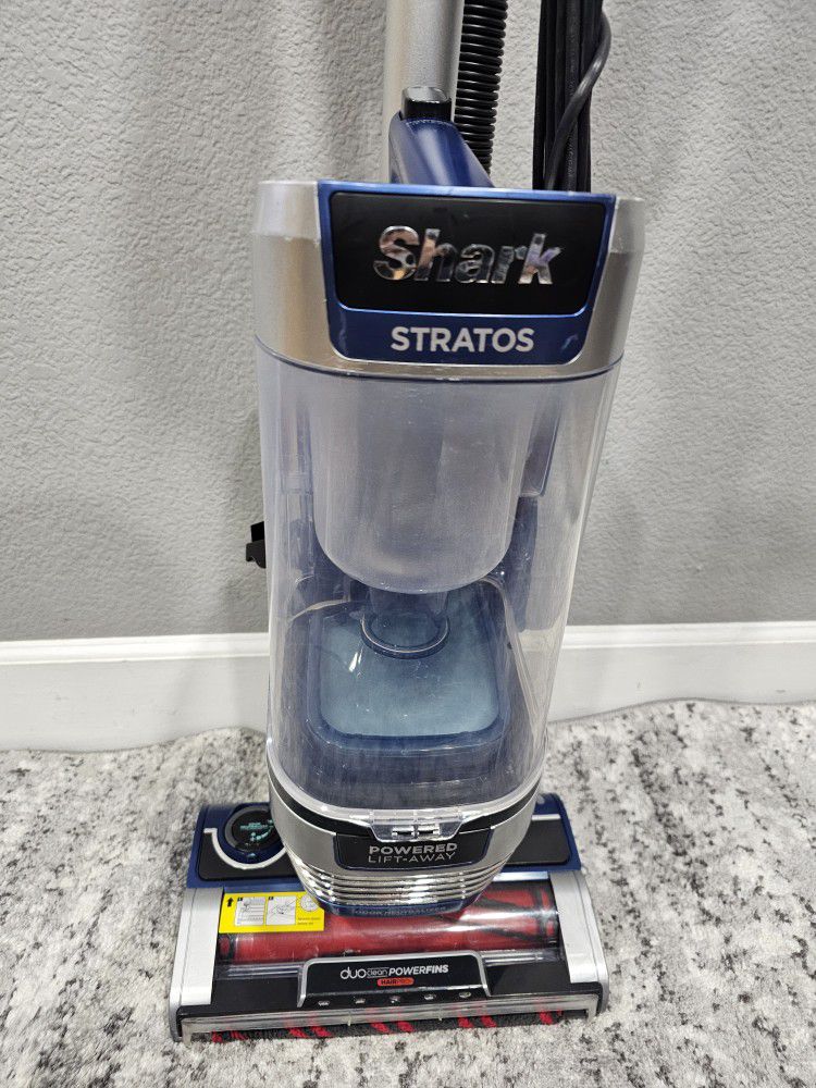 Shark  stratos upright vacuum with DuoClean PowerFins, Powered Lift-Away, Self-Cleaning Brushroll, & Odor Neutralizer Technology, Navy
