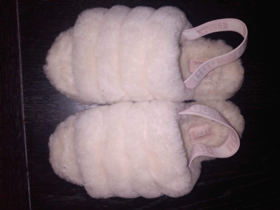 UGG YEAH SLIPPERS SIZE 7 IN WOMEN