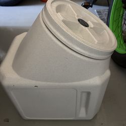 Dog food container