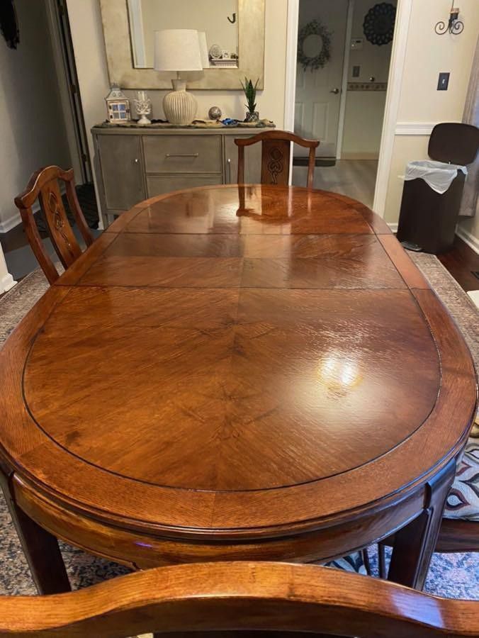 DININGROOM TABLE 4 CHAIRS ALL MATCH SOLID HARD WOOD MINT CONDITION!!! $300
