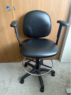 Adjustable drafting chair