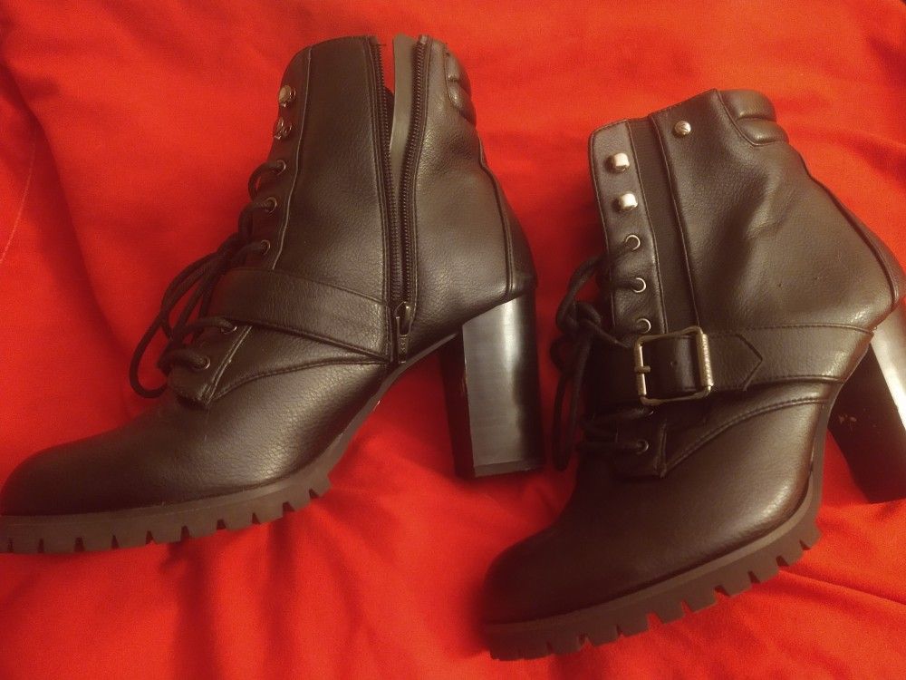 Black Vera Wang Buckled High Heeled Boots Sz8