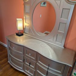 Bob's Furniture Dresser 