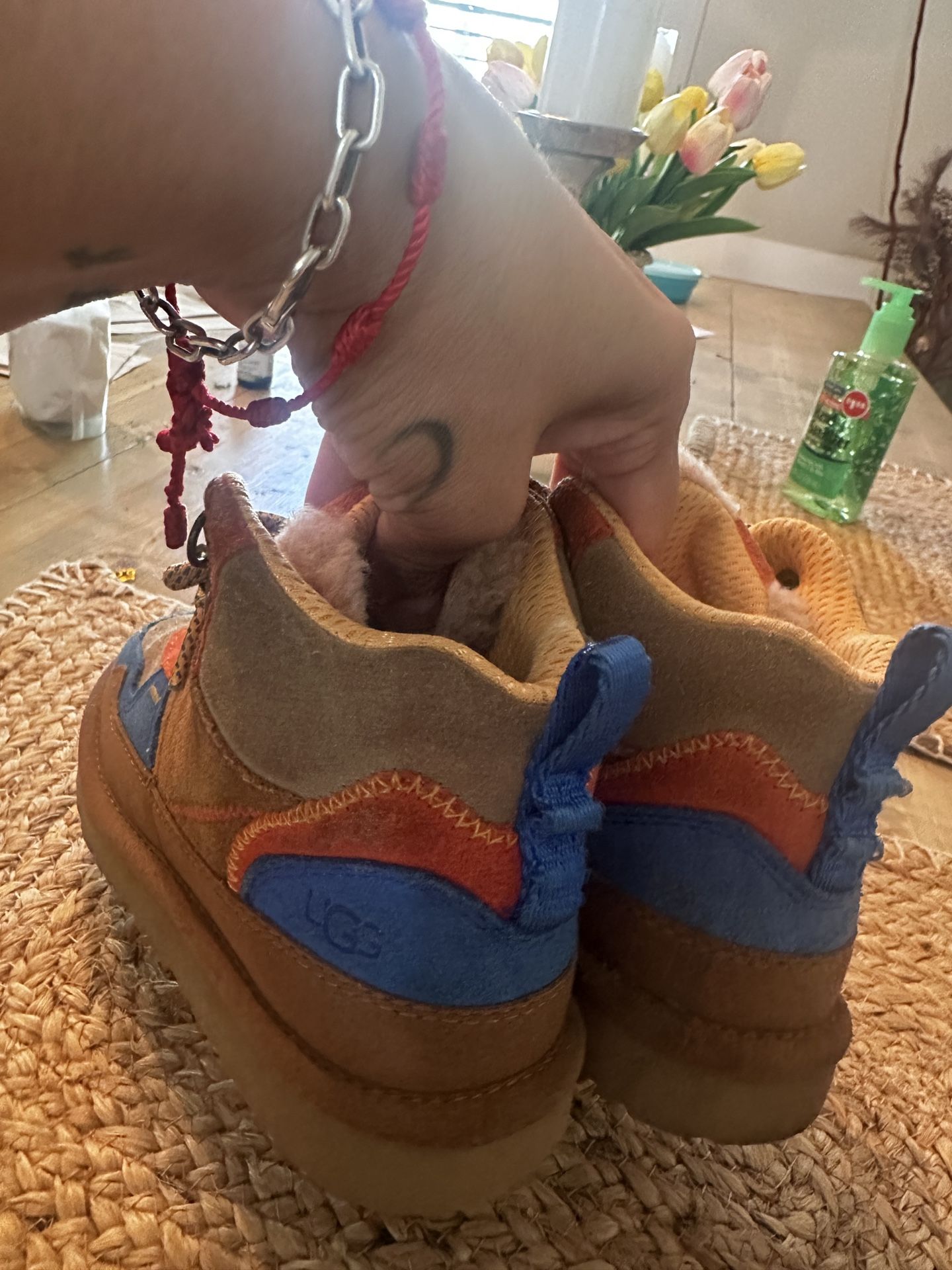 UGG