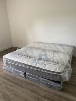 King mattress pillow top and box spring set (2pc - brand new)