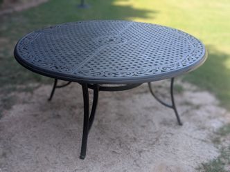 Hanover Manor Cast Aluminum 7-Piece Patio Set (Round Table + 6 Swivel Rockers) & Giant 11-Ft Umbrella