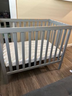 Mini crib with mattress