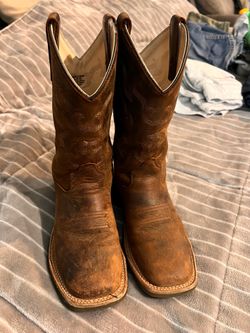 Kids cowboy boots size 2.0