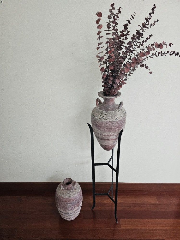 2 Vases And A Stand