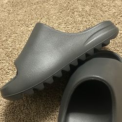 Yeezy slides size 6
