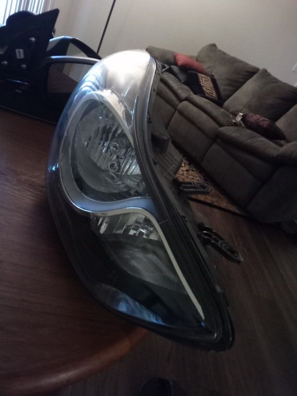 2011 Hyundai Elantra Passenger headlight