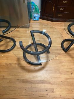 This table features a sculptural design inspired by Postmodern and Mid-Century Modern styles. With its curved tubular base, it bears a strong resembla
