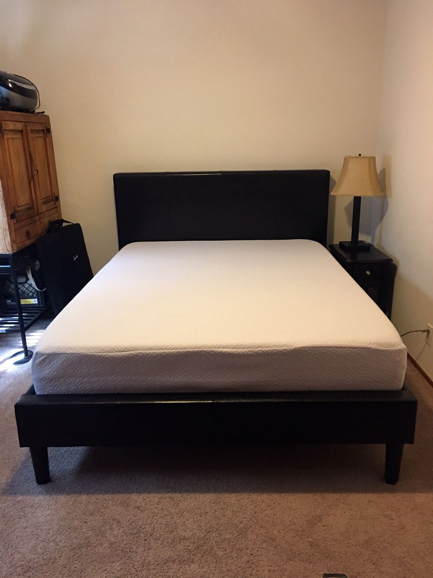 Queen bed set with memory foam mattress, like new!j