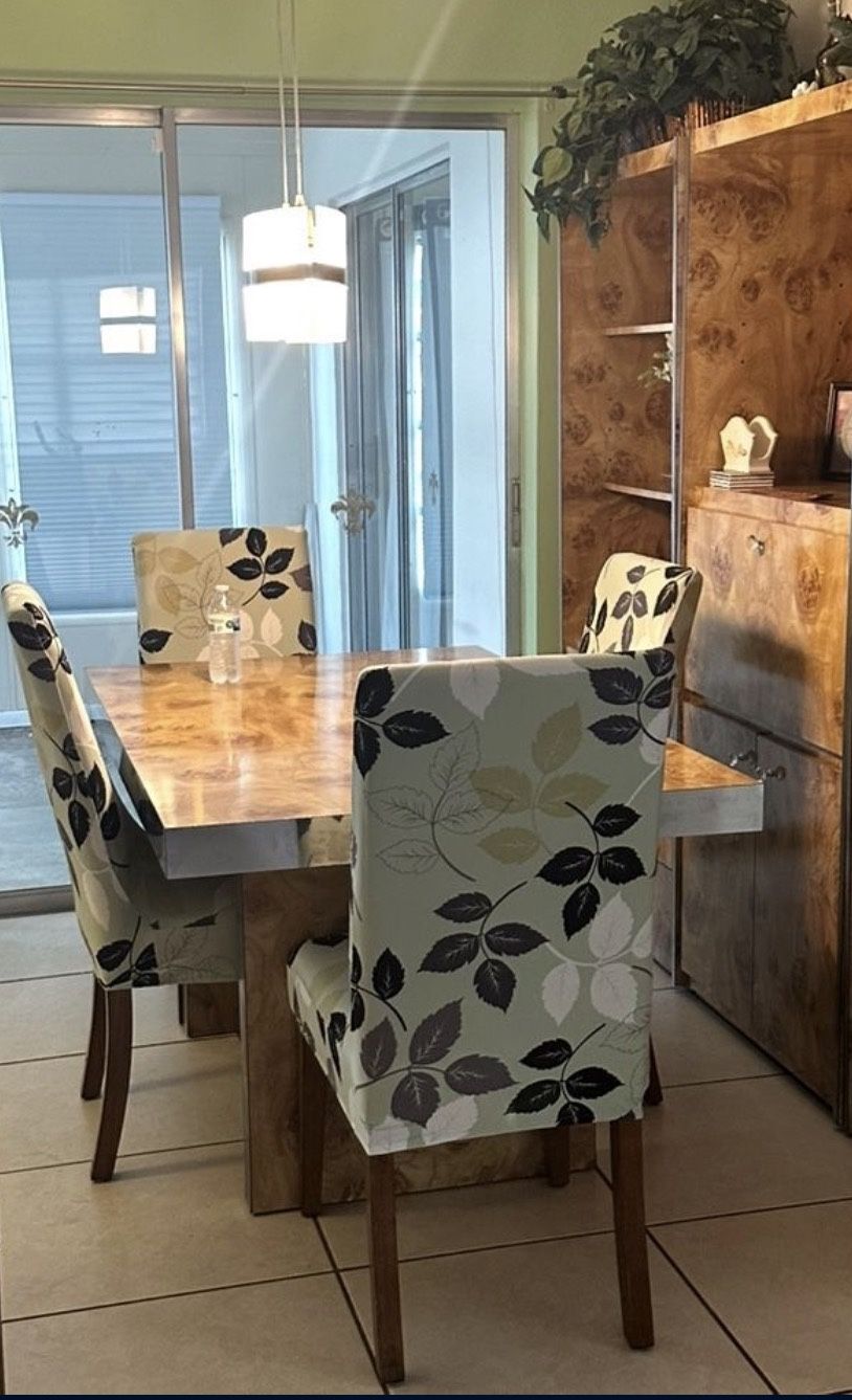 Dining Room Table/Chairs