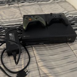 Xbox One -With Controllers
