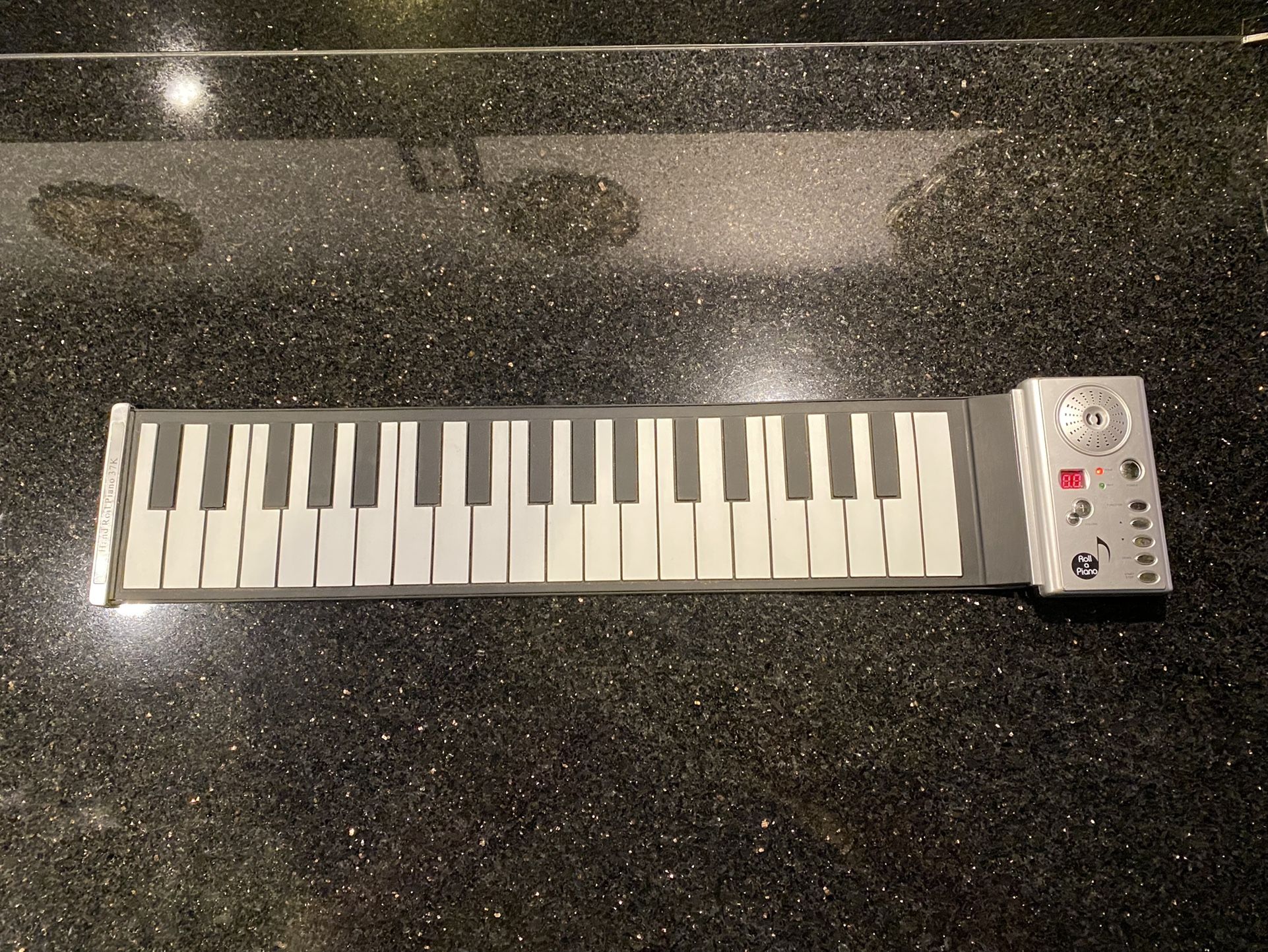 Roll Up Piano Keyboard 37 Keys Piano Portable Keyboard with Built-in Speaker