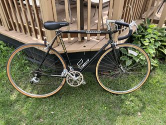 1986 Schwinn Traveler! Not a common color combo. This was the last Traveler with stem shifters! It has a Shimano Light Action drivetrain, Maillard all