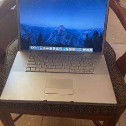 Macbook Pro 17 inch 500 GB, new charger & battery