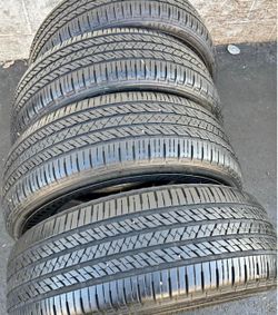235/60/18 Brisgtone set de Tires con 70% de vida las 4