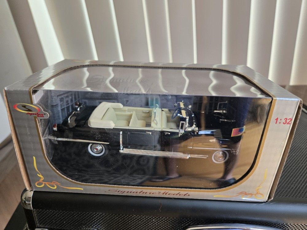 Presidential limousine, that John f kennedy Rideing in.