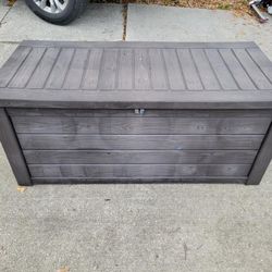 Keter Eastwood 150 Gallon Deck Box! Like New