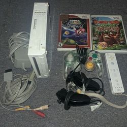 Nintendo Wii With GameCube Wii Controller, 3 Regular Controllers, Super Mario Galaxy And Donkey Kong Country Returns