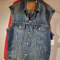 LEVIS DENIM VEST
MENS LARGE
STILL LIKE NEW
