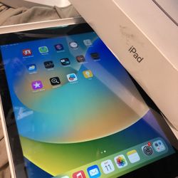 apple ipad 5/32GB all works perfect in box with cable and case $149 firm price