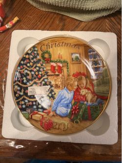 Vintage AVON gold trimmed Christmas Decorative plate.